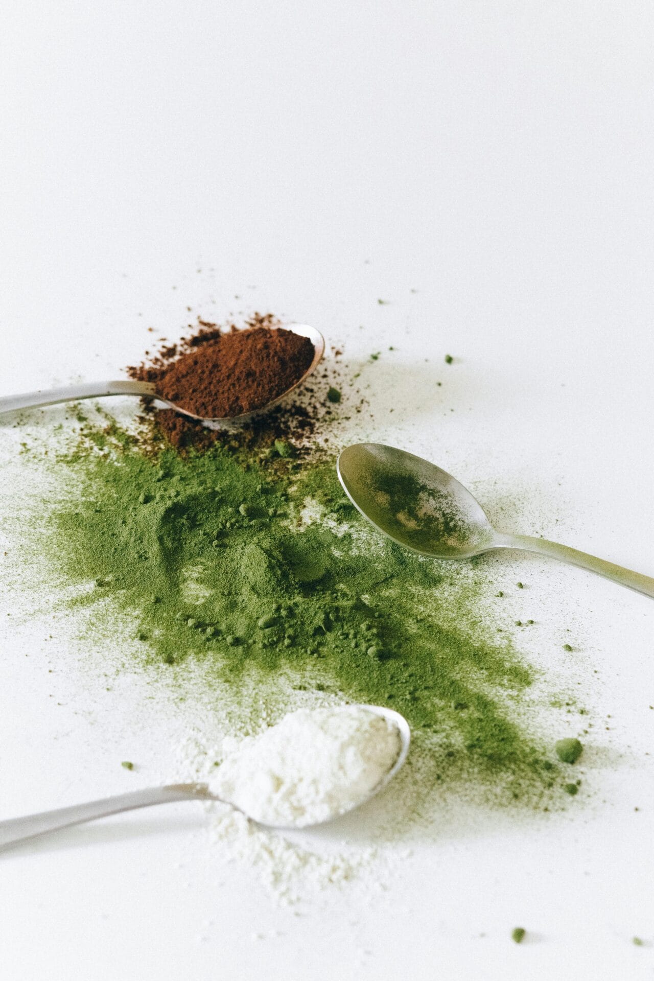 Cucharas con diversas variedades de Té en polvo
