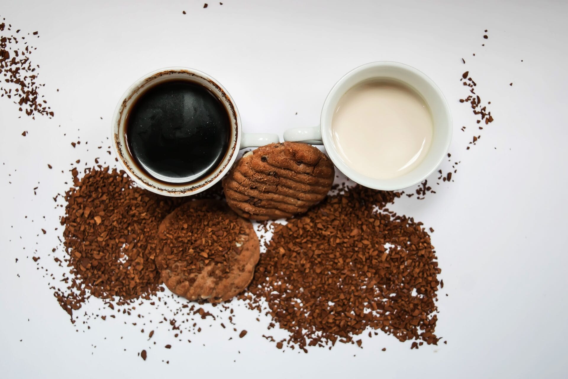 Vaso de café, leche y unos bizcochos